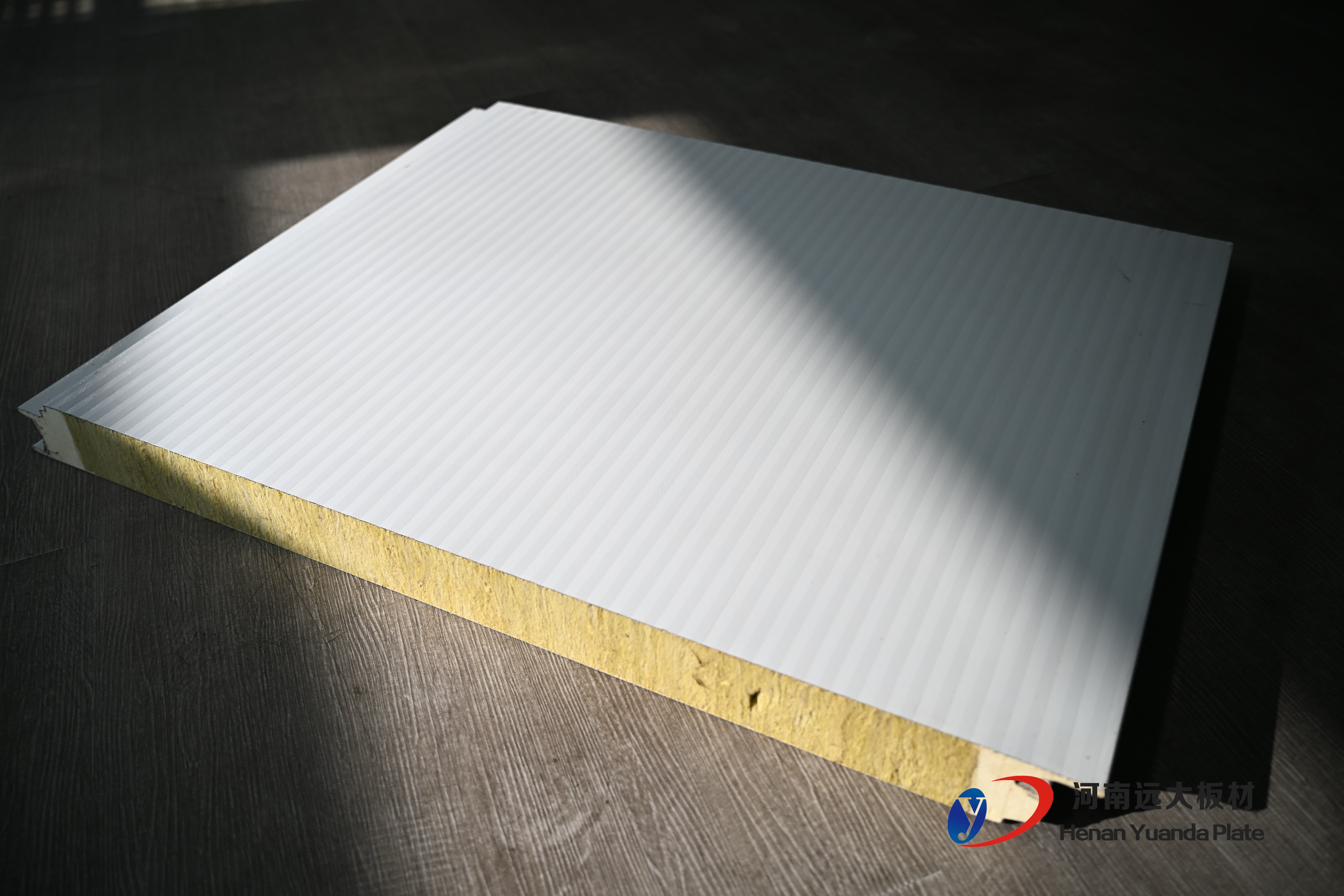 聚氨酯封邊巖棉板：防火性能、安裝技巧及行業(yè)創(chuàng)新(圖3)