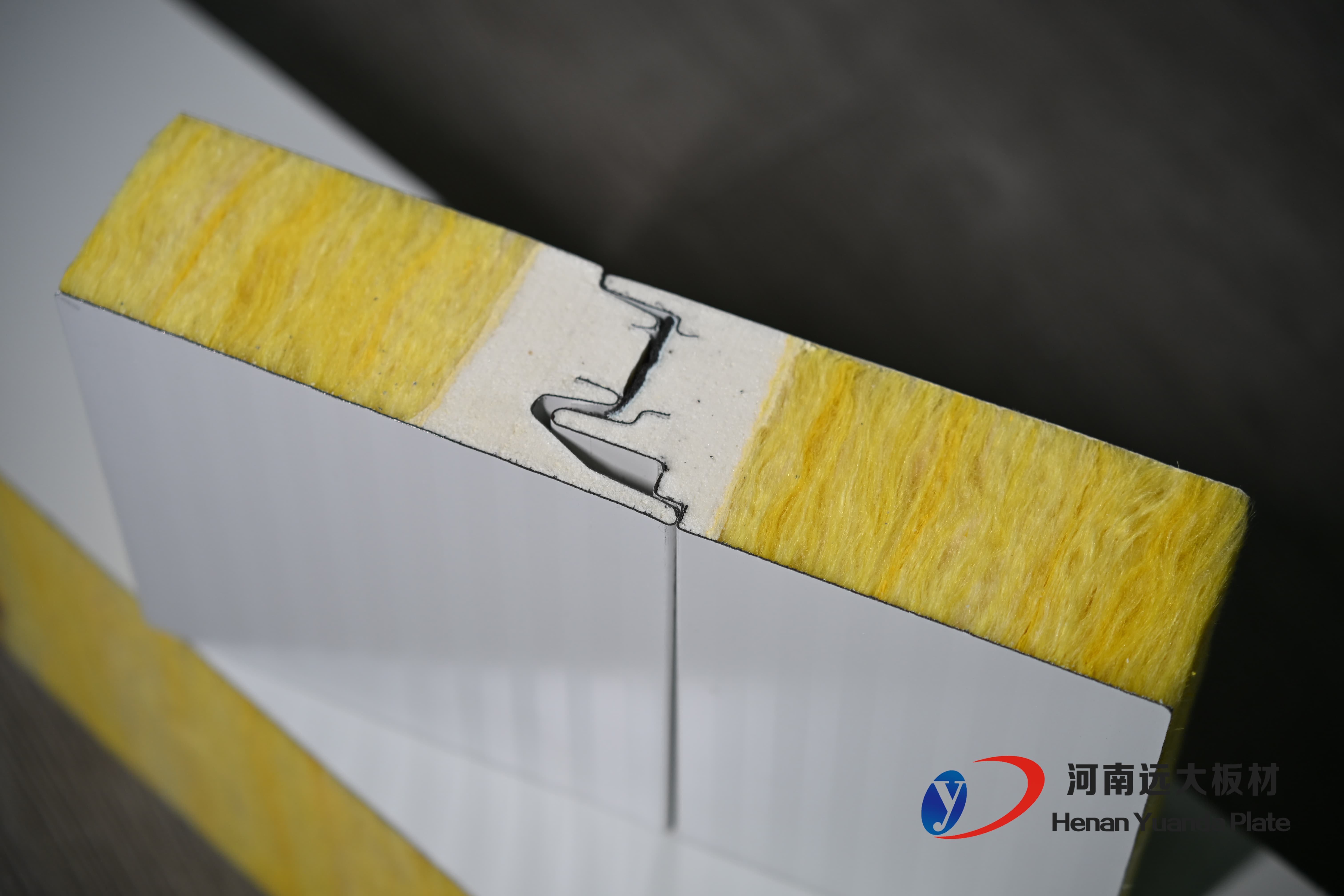 聚氨酯封邊玻璃絲棉夾芯板：遠(yuǎn)大板材打造A級(jí)防火節(jié)能新標(biāo)桿！