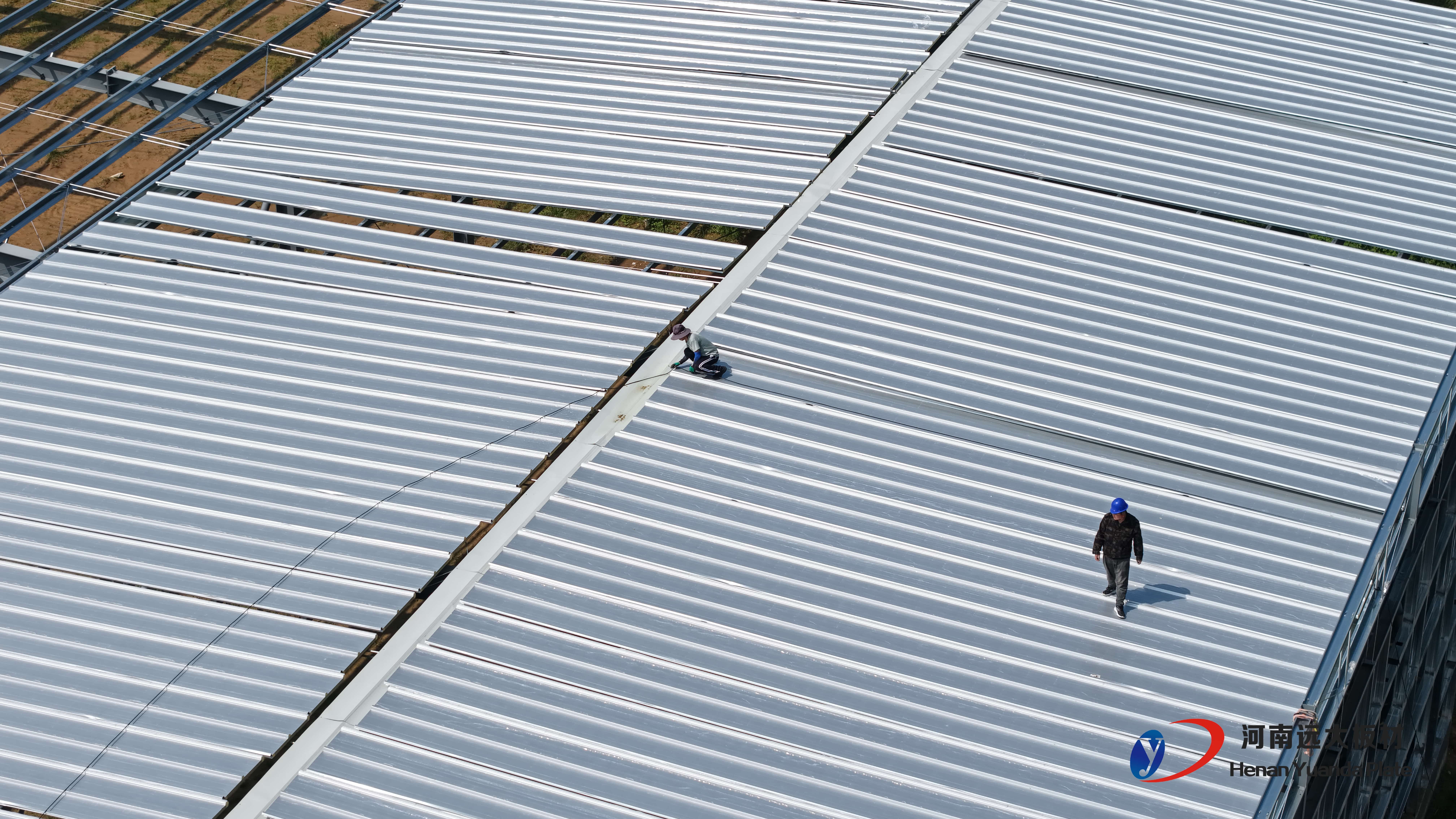 聚氨酯夾芯板和巖棉夾芯板哪個(gè)好？主要區(qū)別與選擇指南