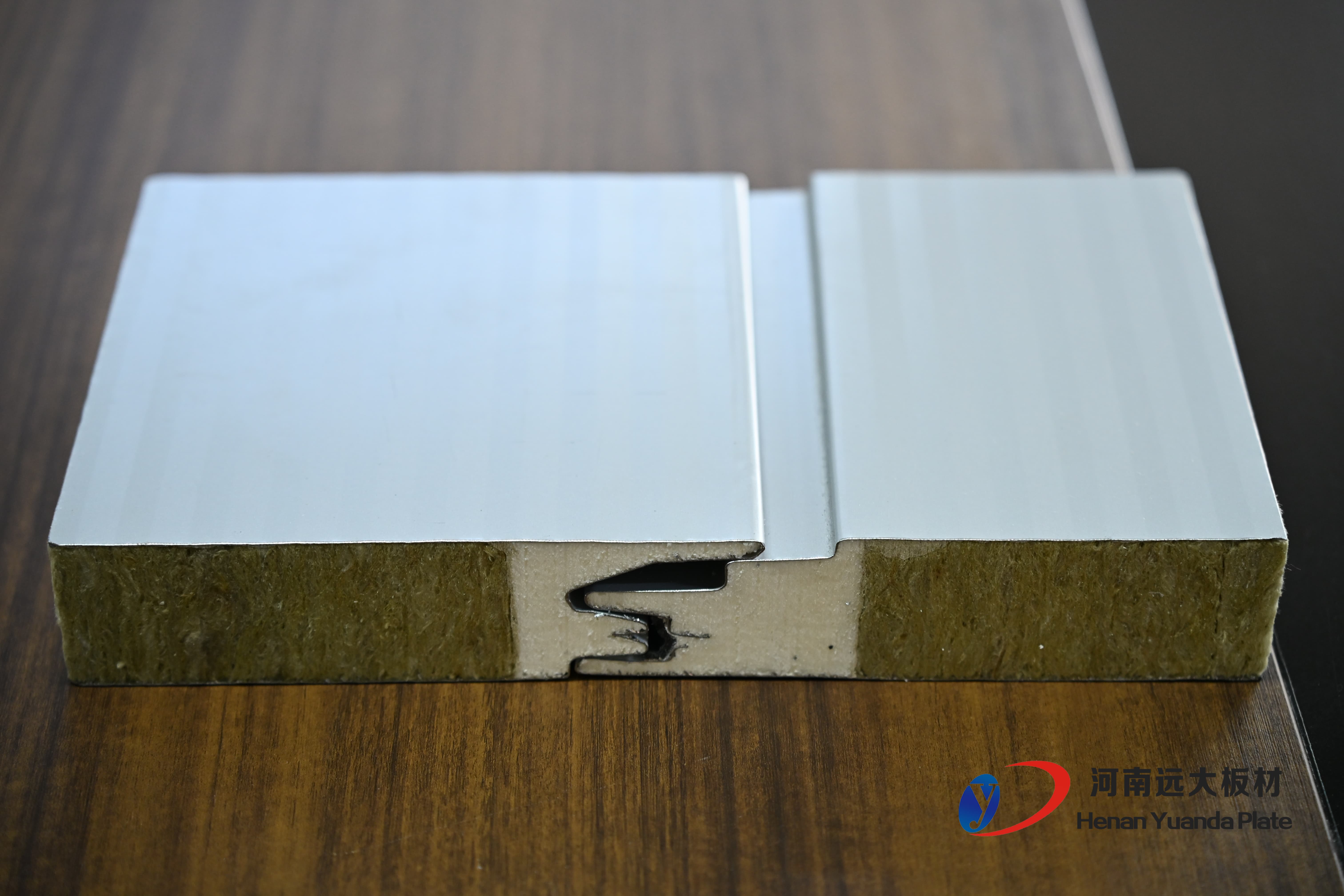 聚氨酯封邊巖棉夾芯板為何成為高端建筑保溫優(yōu)選材料？