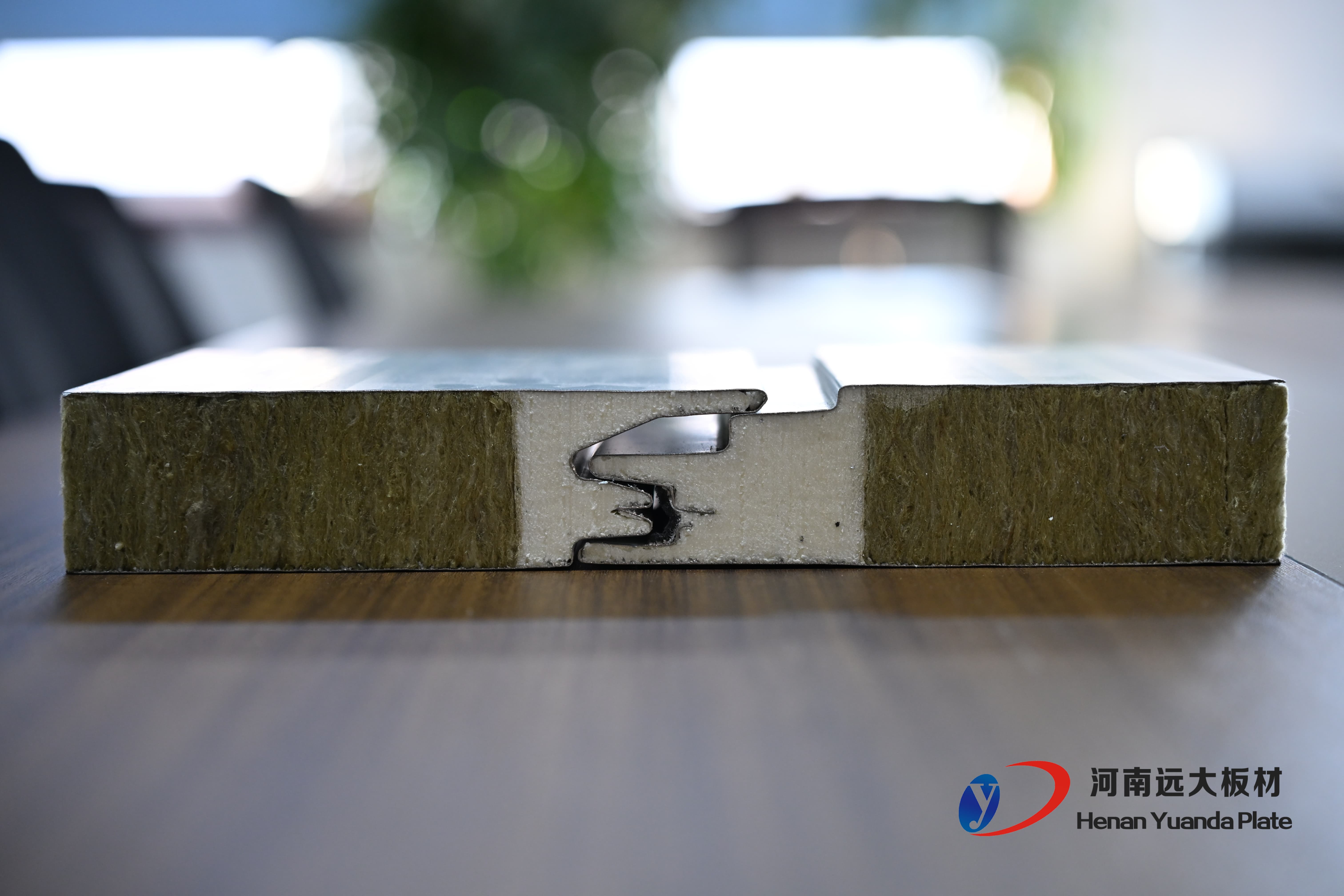 聚氨酯封邊巖棉夾芯板為何成為高端建筑保溫優(yōu)選材料？(圖1)