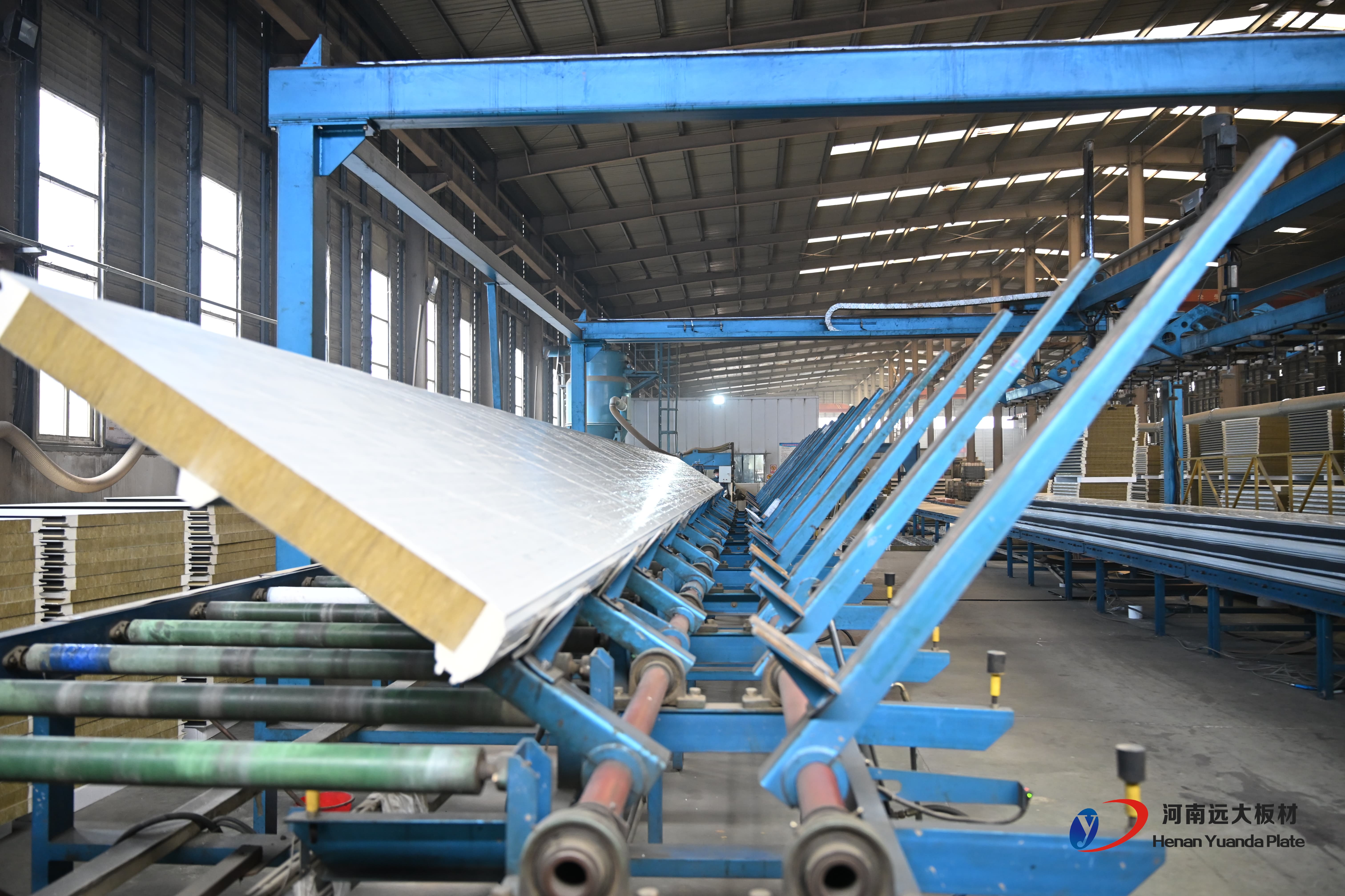 深耕中原，服務(wù)全國：揭秘河南遠(yuǎn)大新型板材的聚氨酯封邊巖棉板制造硬實(shí)力