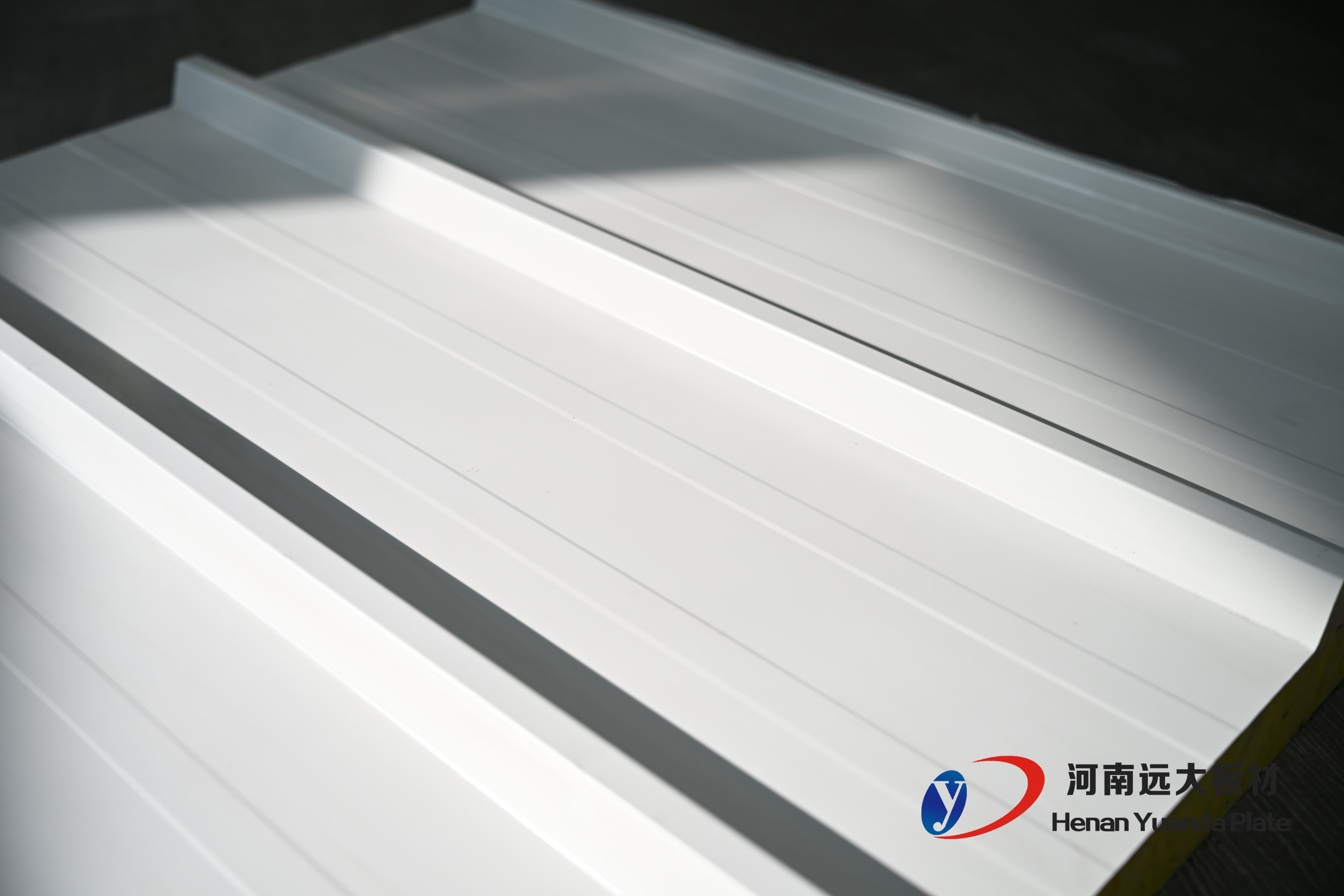 邁向高性能工業(yè)廠(chǎng)房：揭秘聚氨酯夾芯板如何成為您的競(jìng)爭(zhēng)優(yōu)勢(shì)